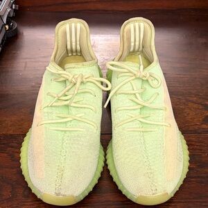 Pre owned men’s 91/2This is an Adidas Yeezy Boost 350 V2 in the "Glow" colorway.